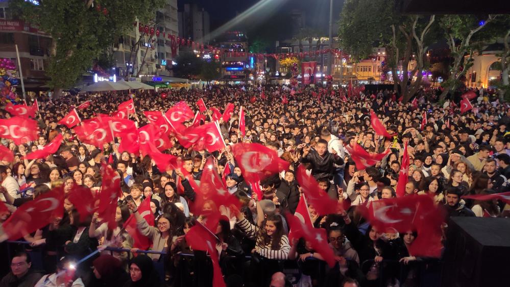 BANDIRMA ÖNCE FENER ALAYI SONRA DA KONSER İLE COŞTU