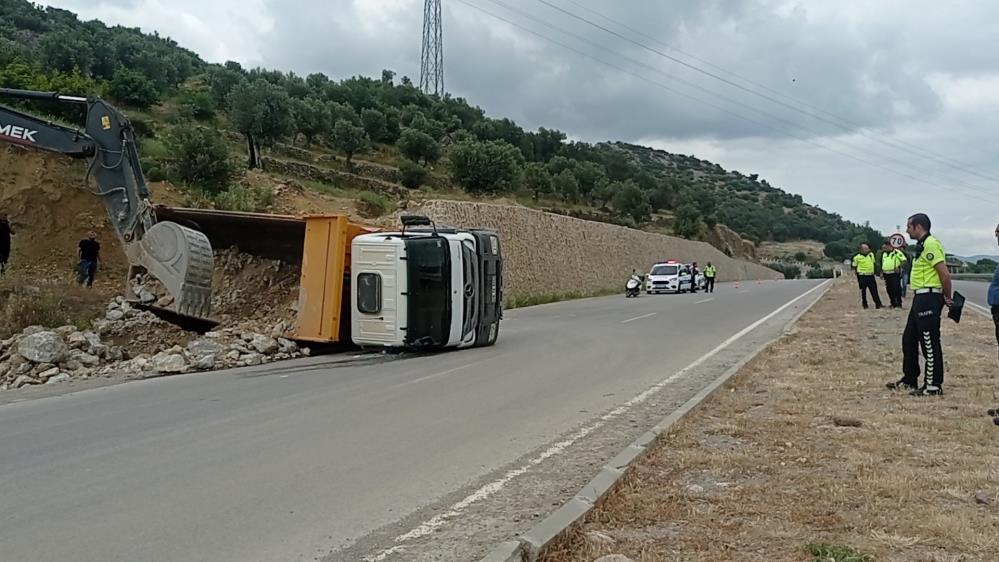 HARFİYAT KAMYONU SU KANALINA DÜŞTÜ