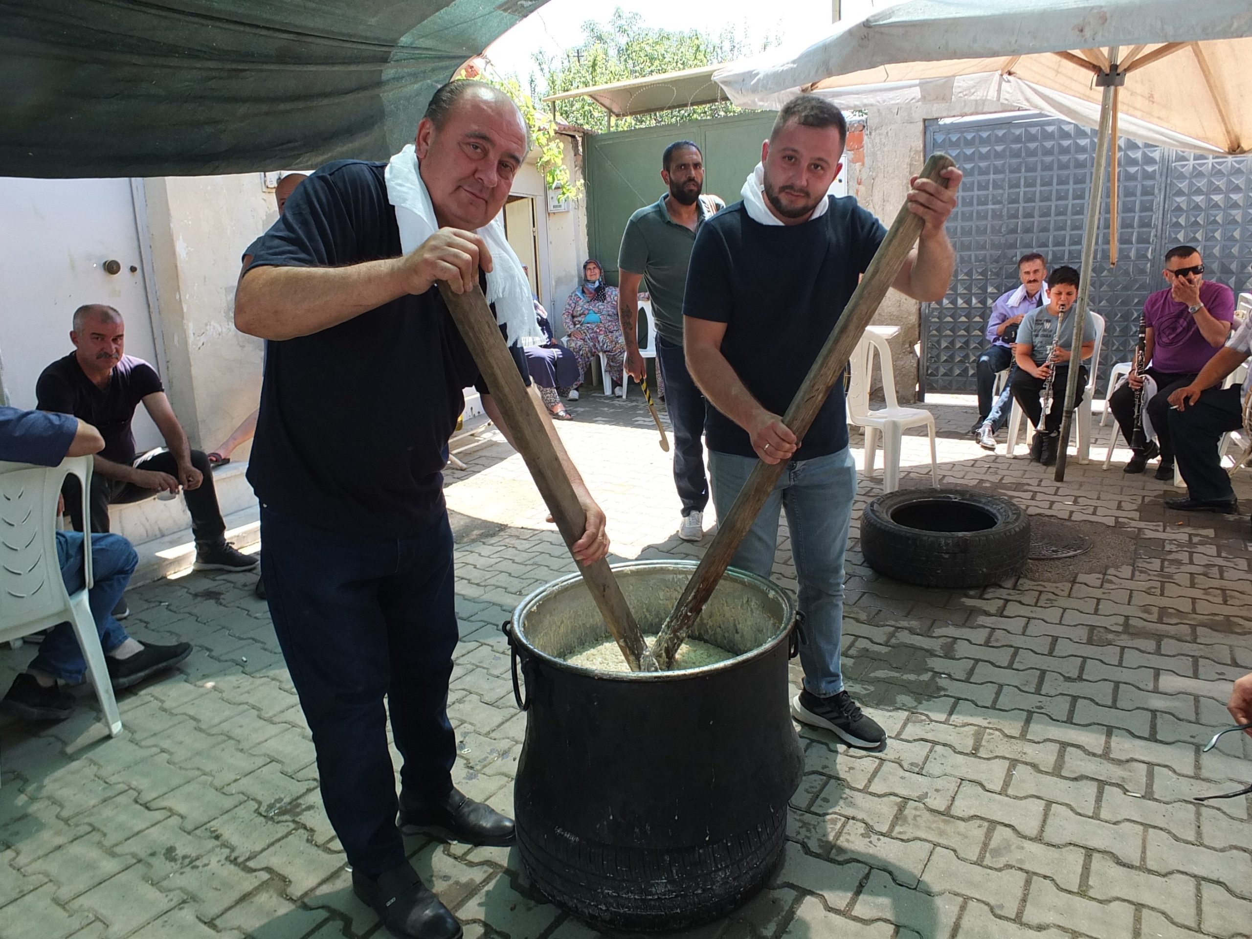 BU KEŞKEK DAVULLA KLARNETLE DÖVÜLÜYOR