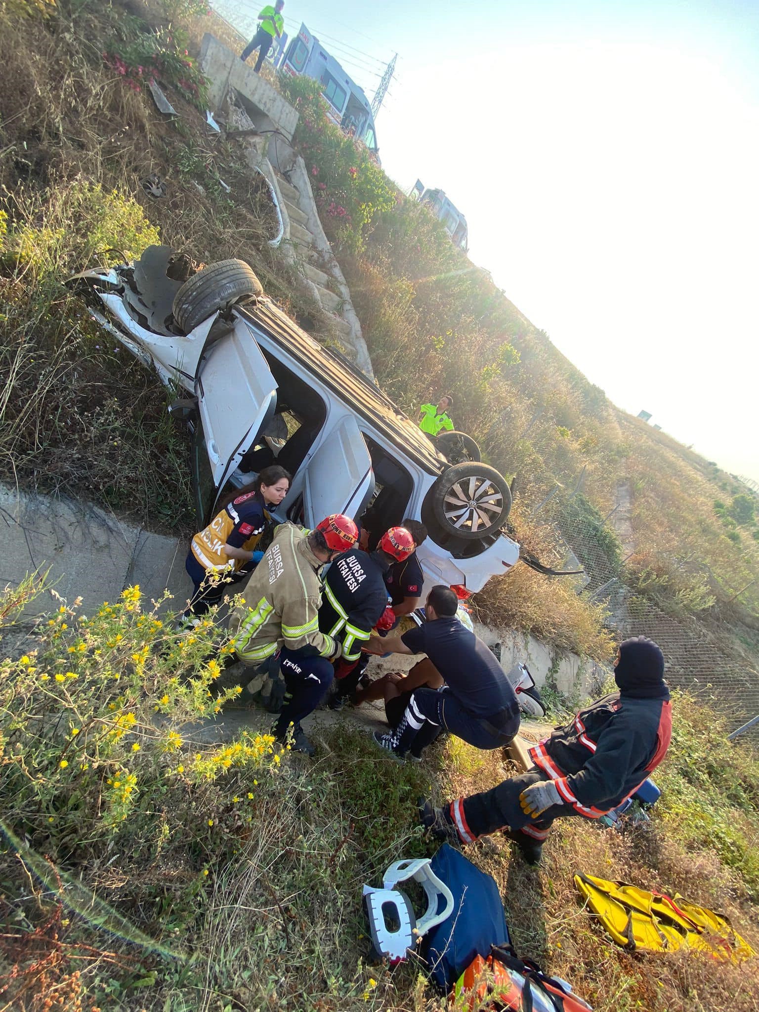 GURBETÇİ AİLE KAZA YAPAN ARAÇTA SIKIŞTI : 5 YARALI