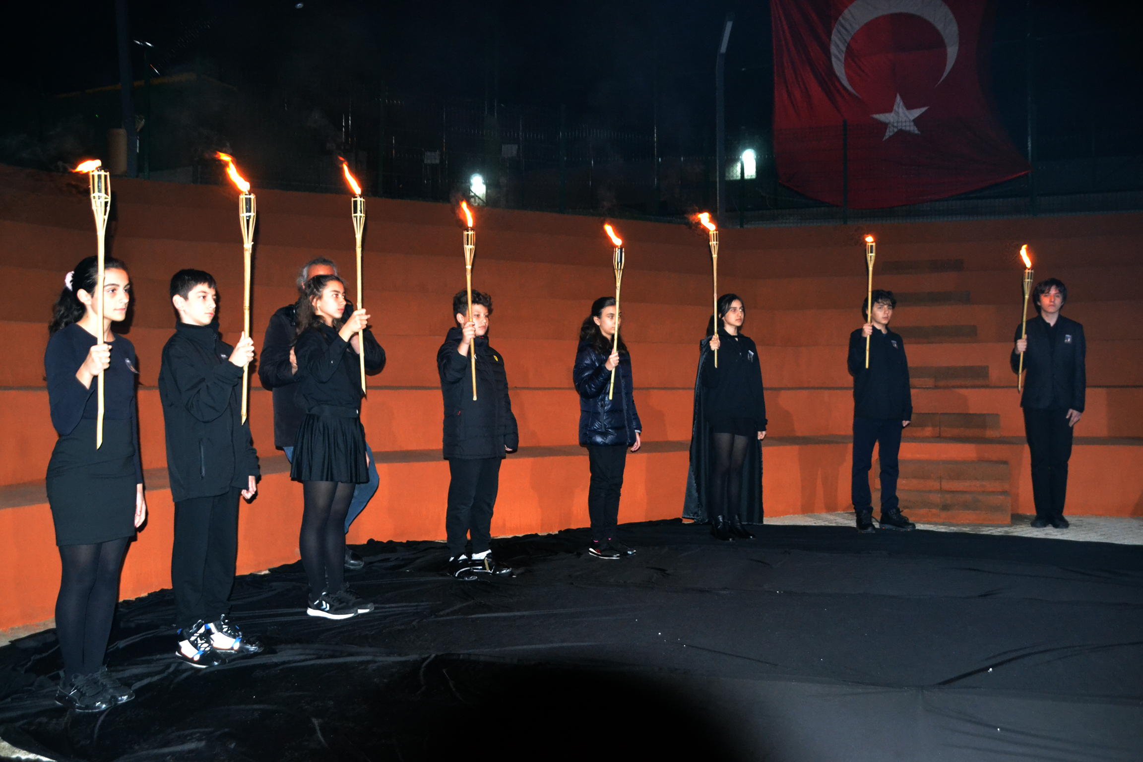 GECE BOYUNCA SAYGI NÖBETİ TUTTULAR