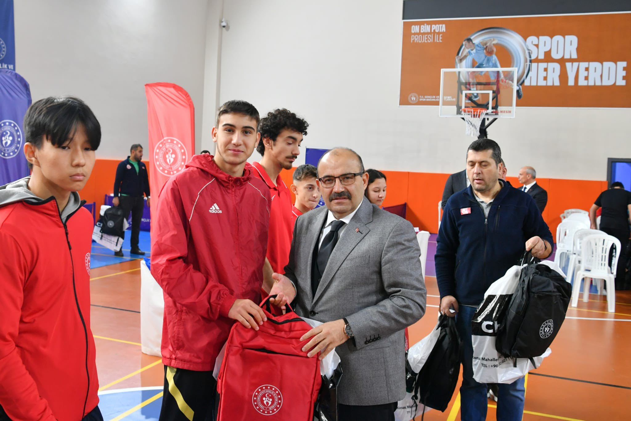 BALIKESİR’DE İMZALAR GENÇLER VE SPORCULAR İÇİN ATILDI