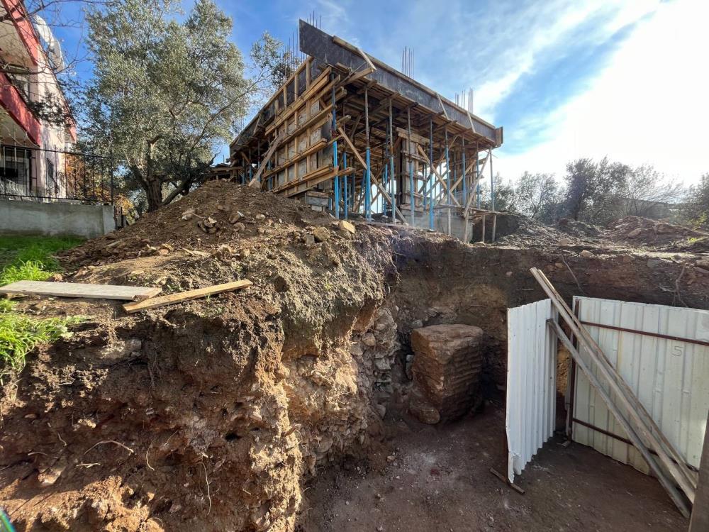 Balıkesir’in Erdek ilçesinde bir evin temel kazısı yapılırken arkeolojik bir