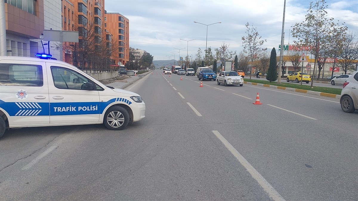 Balıkesir’de Trafik Şube Müdürlüğü ekipleri il merkezinde trafiğin çok yoğun