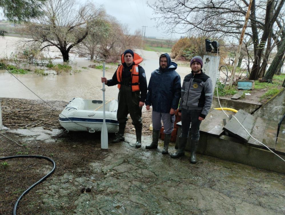 MAHSUR KALAN VATANDAŞLARI İTFAİYE KURTARDI