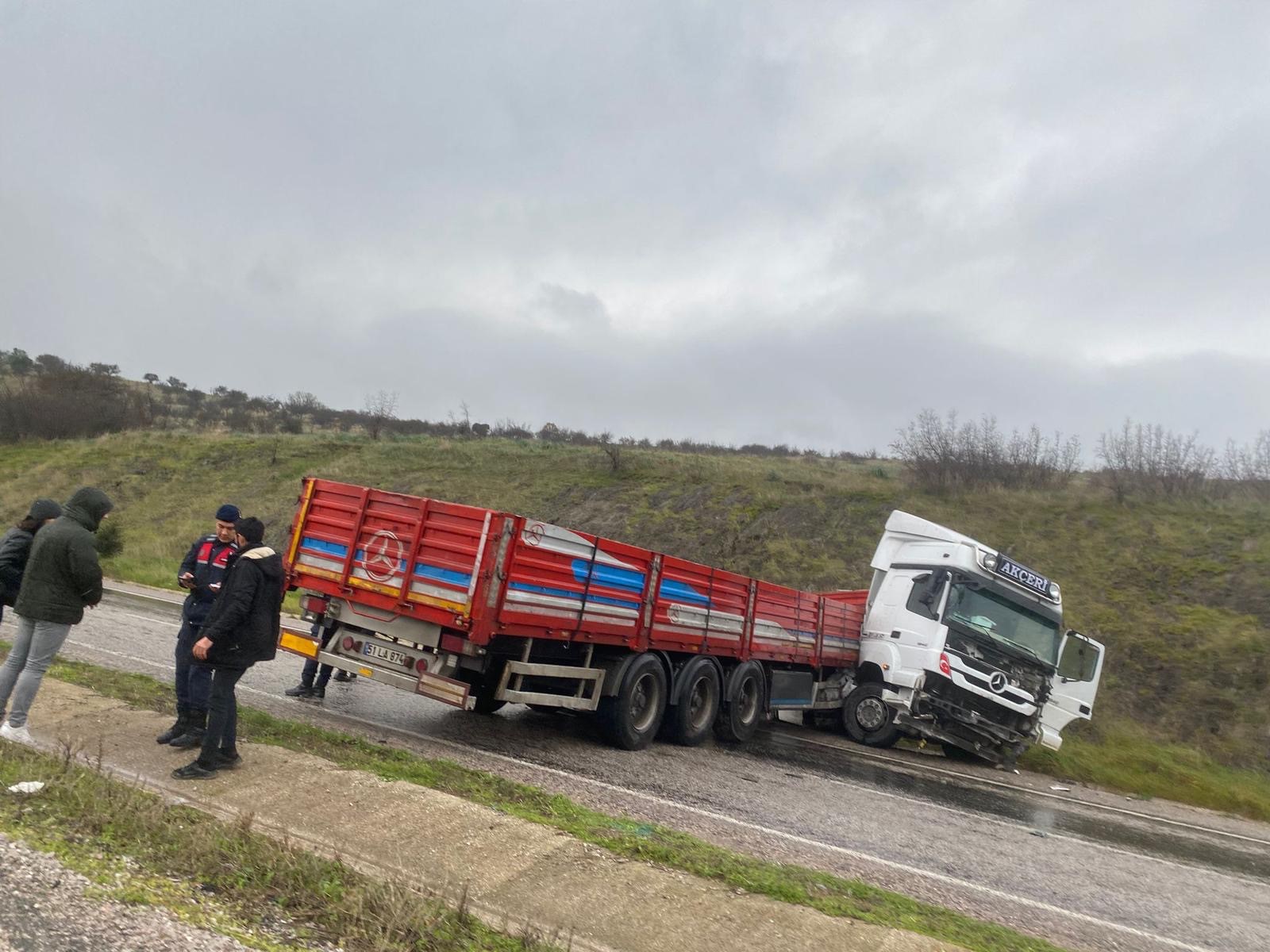 TAŞTEPE MEVKİİ’NDE TIR KAZASI, ŞOFÖR YARALI