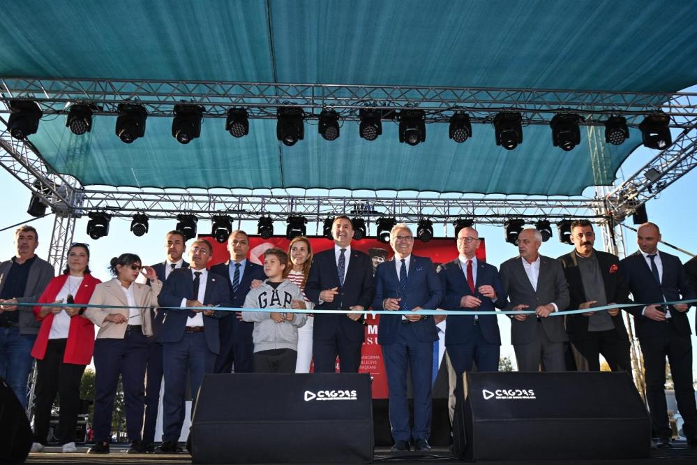 Balıkesir Büyükşehir Belediye Başkanı Ahmet Akın, Cumhuriyetin 101. yılı kutlamalarında