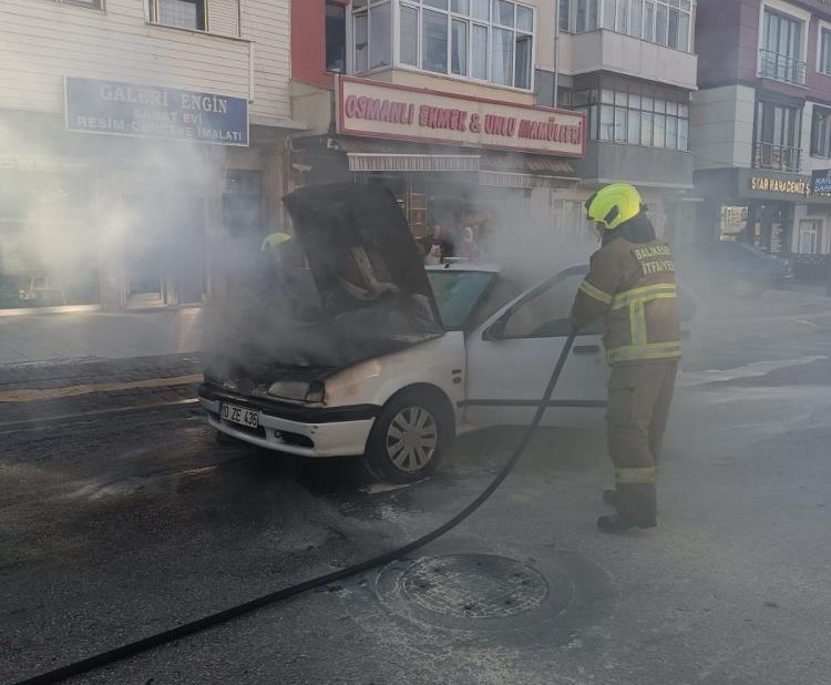 BANDIRMA’DA YANAN ARAÇ KULLANILAMAZ HALE GELDİ