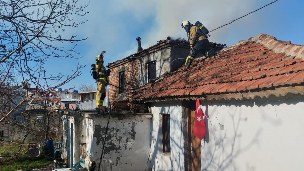 ERDEK’TEKİ YANGINDA BİR EV KULLANILAMAZ HALE GELDİ