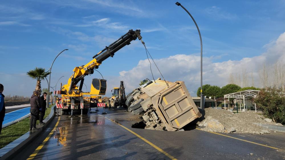 Yol yarıldı kamyon içine düştü