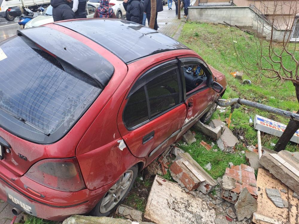 Yoldan çıktı, doğal gaz kutusuna çarptı