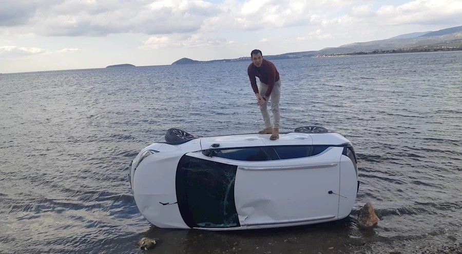 Virajı alamayan araç denize düştü