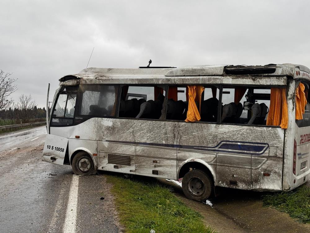 Gönen yolunda işçi servisi kaza yaptı; 18 kişi yaralandı