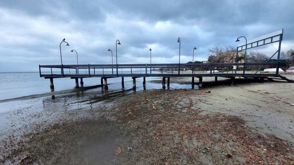 Erdek’te deniz metrelerce çekildi