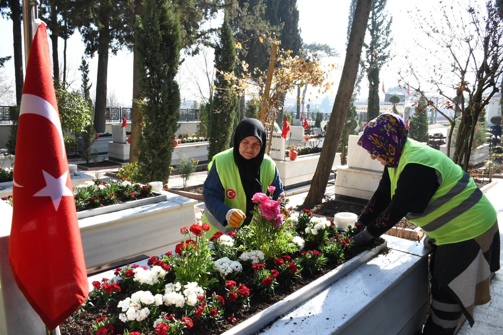 Balıkesir’de şehitlikler çiçeklerle donatıldı