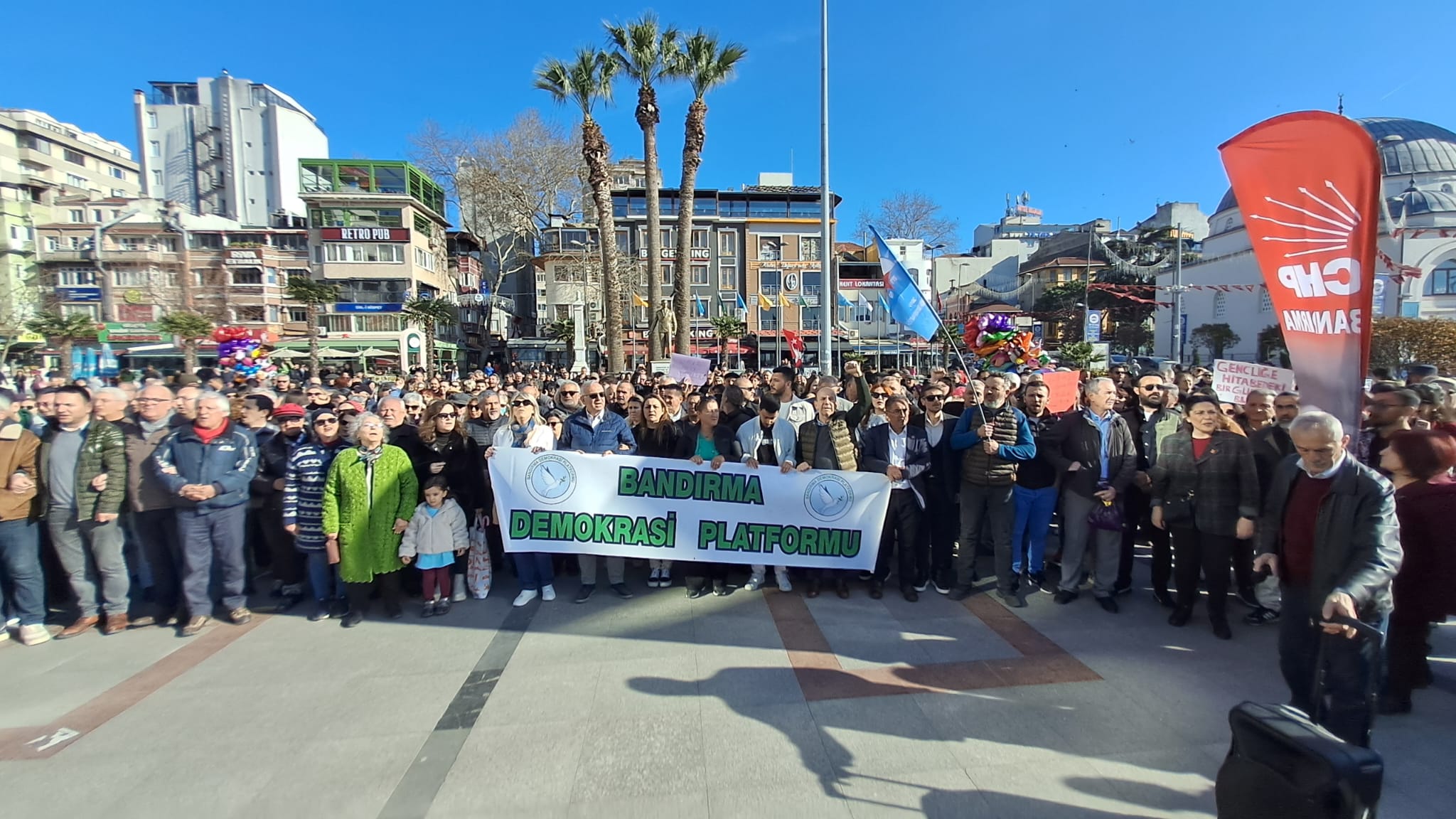 Bandırma Demokrasi Platformu bileşenleri yaptıkları yürüyüş ve basın açıklaması ile