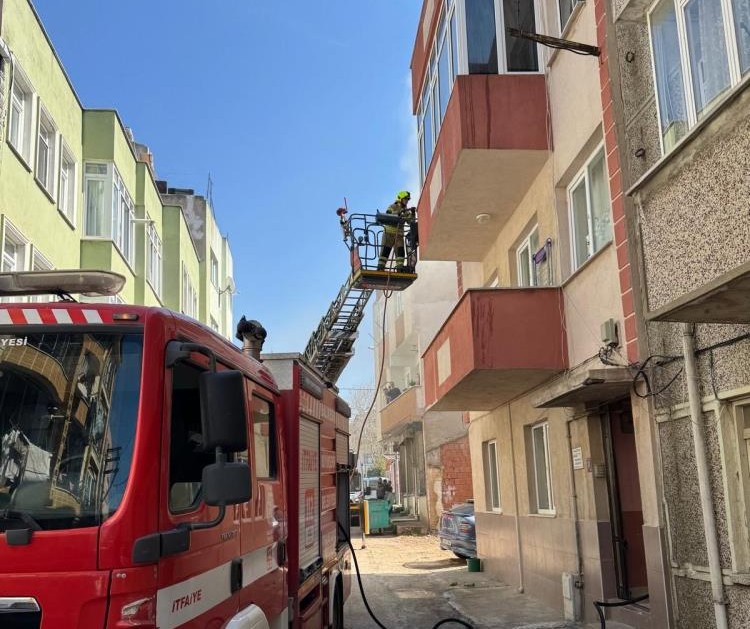 Bandırma’da bir evde çıkan yangın maddi hasara sebep oldu. Edinilen